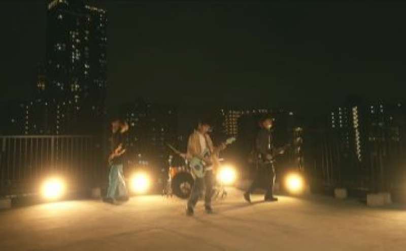 実際にPV撮影された一コマ。キレイな夜景をバックにとても映えています！