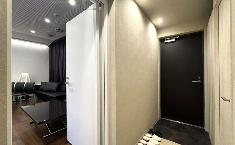 【玄関を入って右側に部屋があります。】