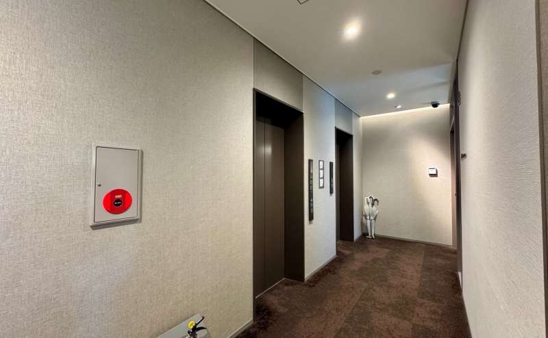 【8階エレベーターホールを降りると共用部入口がございます。】 - TIME SHARING MID POINT 川崎 8-25の写真