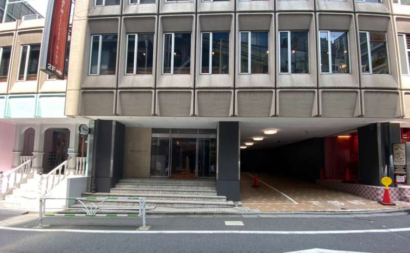 【建物の正面入り口】