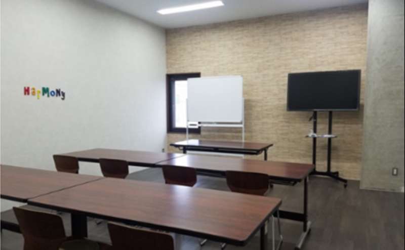 C会議室　ホワイトボードとテレビモニターを設置しており、ご自由にご利用いただけます。