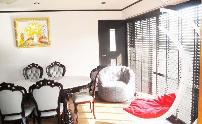 窓際からスペースを撮影した写真です。