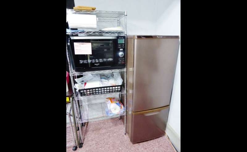 冷蔵庫、レンジがありますので、お酒・飲食を持ち込んで200インチ大画面を見ながらパーティーができる！ライブコンサートグッズを持ち込み、ライブコンサートさながらに、「アイドルライブ」応援上映パーティーも