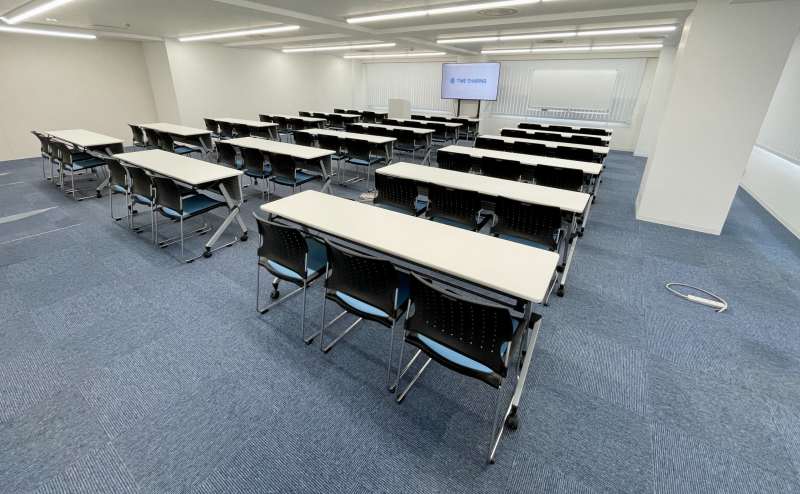 【青系カーペットに白壁の爽やかな空間♪約129.7㎡の広々とした会議室】 - TIME SHARING 新宿8Aの写真