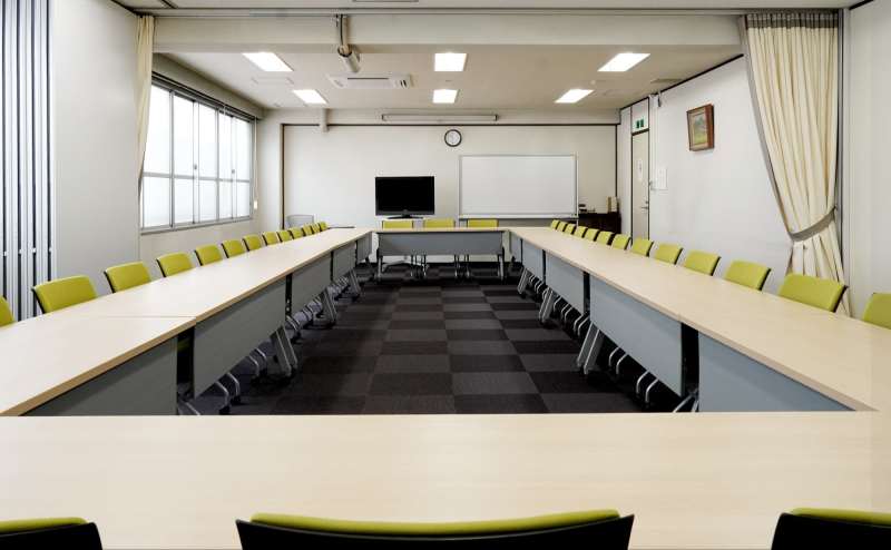 縦長形状で71㎡の広々とした会議室です。※ロの字形式　36名着席可能。