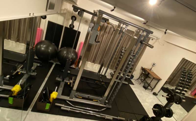 壁面一杯に鏡が貼ってあります