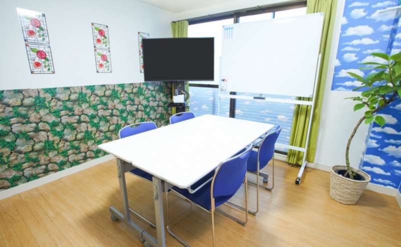 格安でご利用いただけます。テレワークや作業にも。大きな窓もあります