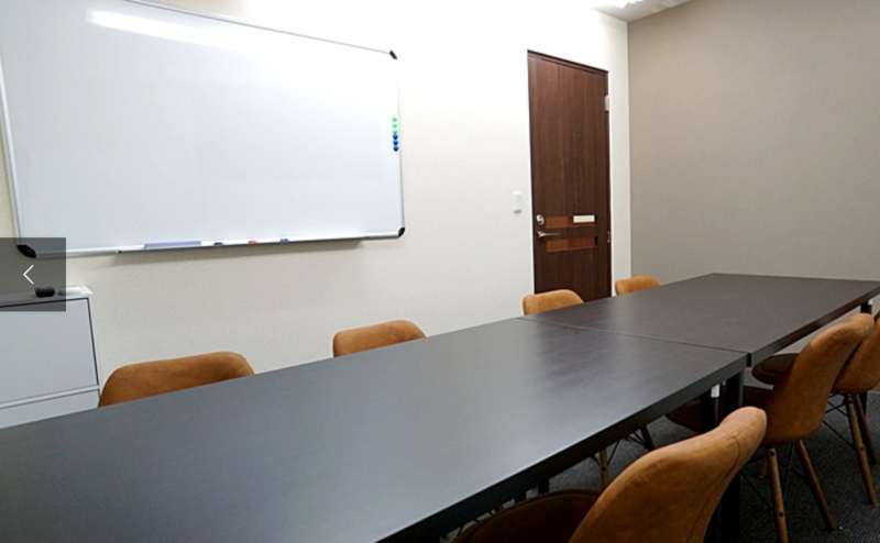 最大収容人数9名様のコンパクトサイズの会議室です。控室としても便利です