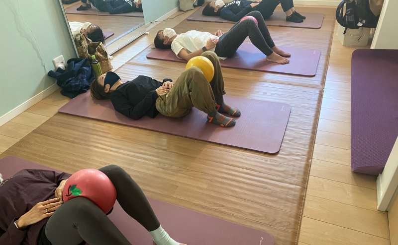1階4名ヨガピラティスストレッチの様子