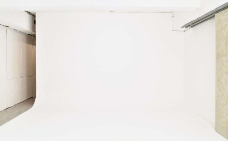 白ホリゾント。幅4.3mx高さ2.7m。