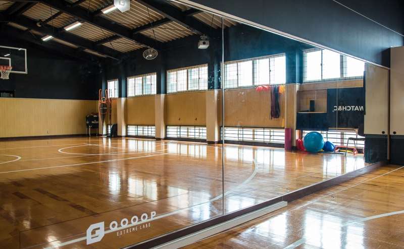 壁一面に大きな鏡があります。