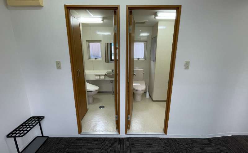 【会議室内の男女別トイレも貸切でご利用いただけます】 - TIME SHARING 茅場町 岡本ビルの写真