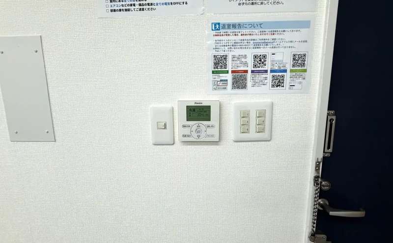 【電気・エアコンのスイッチは入り口付近にございます。】
