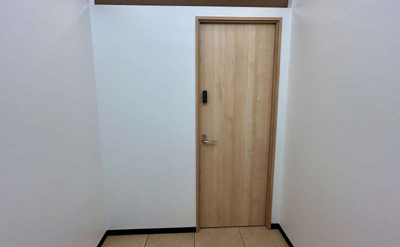 【共有扉に電子キーが設置されております。入室案内をご確認のうえ暗証番号をご入力ください。】 - TIME SHARING 銀座 旗ビル roomYの写真