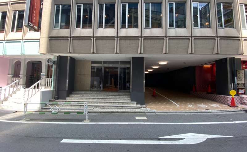 【建物の正面入り口】 - TIME SHARING 渋谷ワールド宇田川ビル9Bの写真