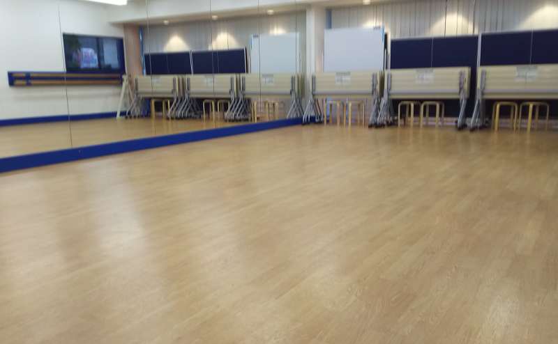 川口　片面鏡張りの個室スタジオで、ダンスやヨガに最適なスペースです。