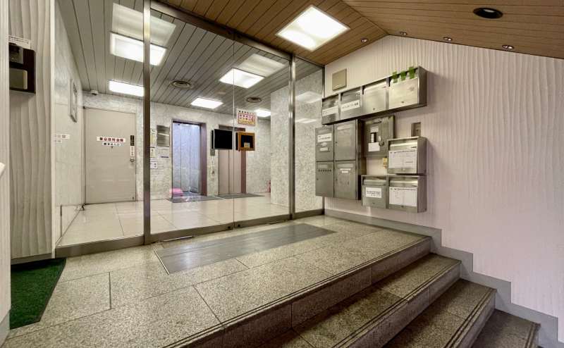 【正面入口から入ってすぐ目の前にエレベーターがあります。９階までお上がりください】 - TIME SHARING 新宿9Cの写真