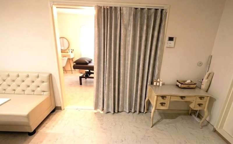 ・2026年3月5日、猫足デスク設置いたしました。よりサロンの雰囲気を楽しんでいただけるお部屋となりました！