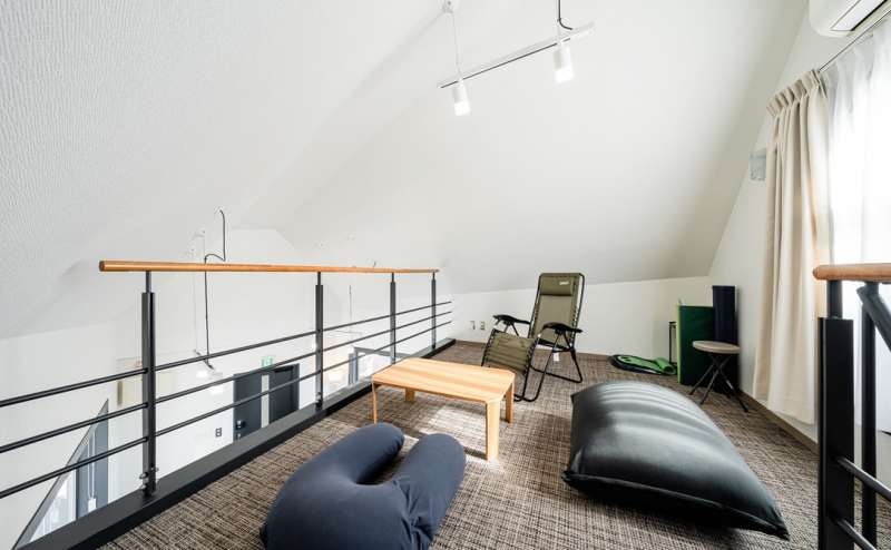 こちらはロフトです。ちゃぶ台、ヨギボーのビーズクッション、ヨガマット、ストレッチポールが設置されています