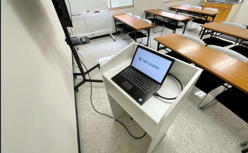 【モニターから出ているHDMIケーブルとお手持ちの機器を繋げるだけで簡単に映ります！】 - TIME SHARING 秋葉原 和泉ビル205の写真