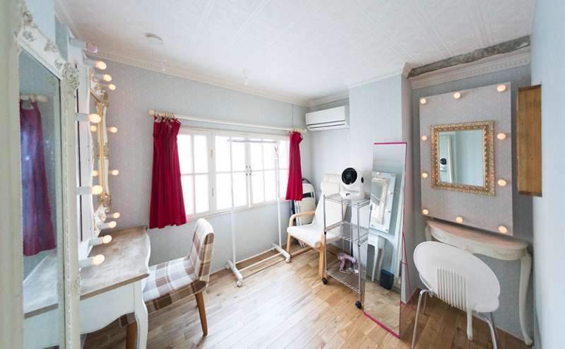 メイクルームはハリウッドライトが2台。