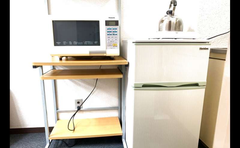 冷蔵庫と電子レンジもございます。ご自由にご利用ください
