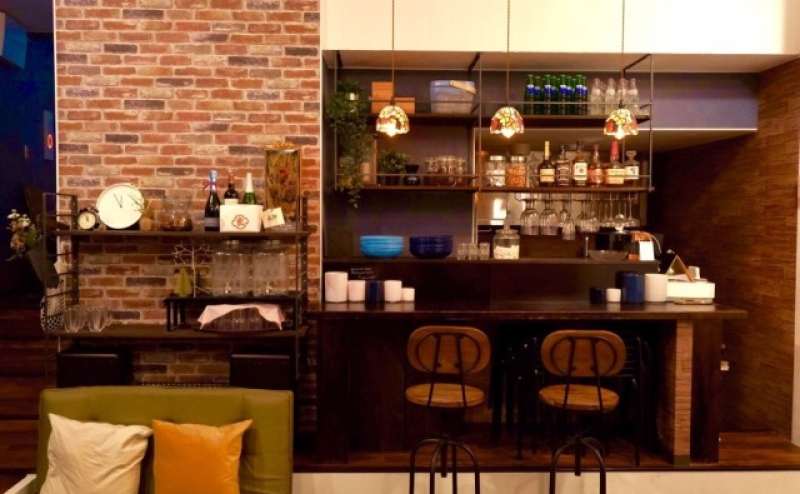 カウンター席はレトロな雰囲気。