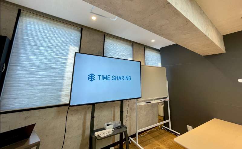 天井の梁と壁・ブラインドの柄が統一されていて細かい部分もおしゃれです】 - TIME SHARING 四谷7Aの写真