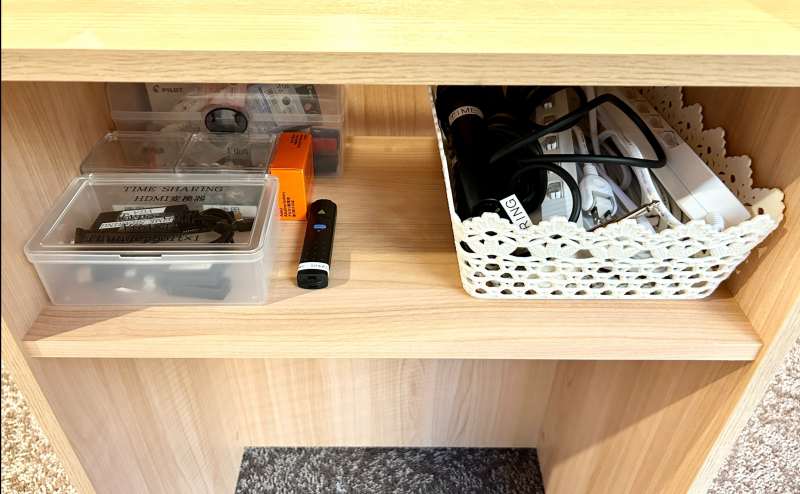 【司会台には延長コードなどの細かい備品を設置しております】 - TIME SHARING 飯田橋 第二東文堂ビル 7Fの写真