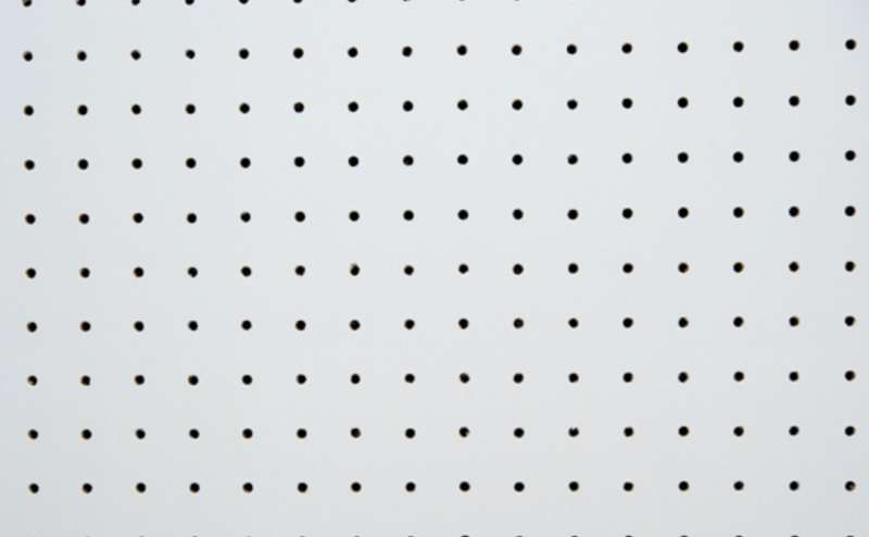 パーティションです。作品展示はフックとワイヤー吊り下げができます。その他の展示方法につきましてはご相談ください