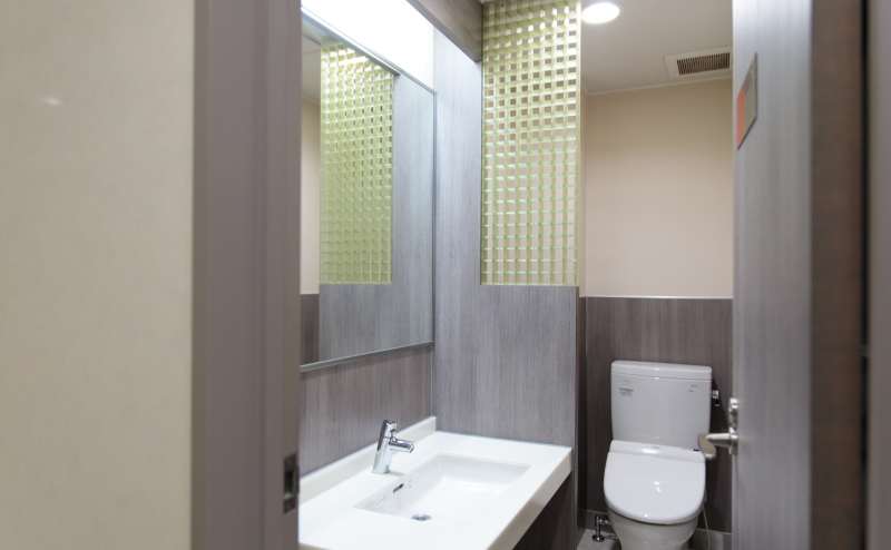 少人数向け貸し会議室「みーてぃんぐすぺーす本町」のあるビルは、共用部もおしゃれで清潔、エレベーターもあります。