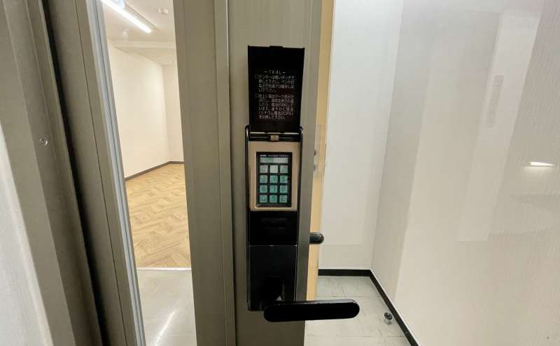 【7階共用扉の電子錠を開錠し、中にお入りください。※会議室に鍵はありません】 - TIME SHARING 四谷7Aの写真