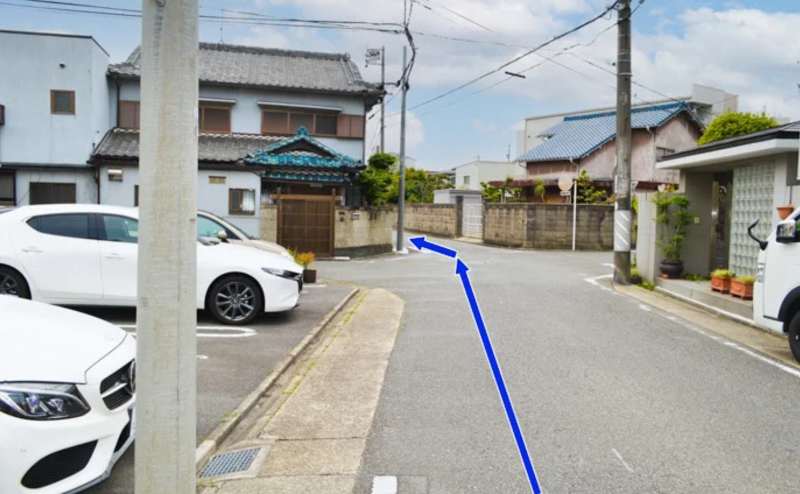 交差点を道なりに直進します