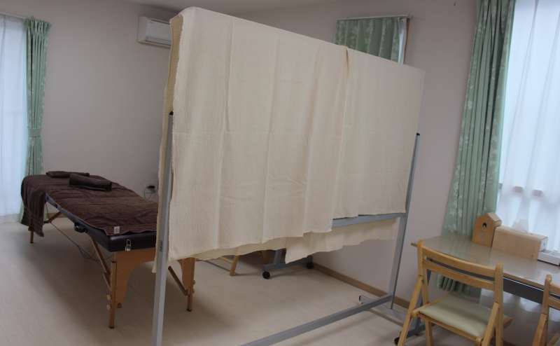 サロン使用例。ホワイトボード２区間に分けて２人のスタッフでそれぞれ施術しても良いですね