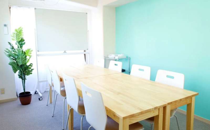 レンタルスペース 【新宿三丁目駅徒歩5分】駅近 格安 明るい 清潔 窓あり Wi-Fi プロジェクターなど無料設備充実/会議 ミーティング 撮影 ボドゲ 研修 教室 動画配信  【新宿三丁目みらいスペース新宿Ⅱ】