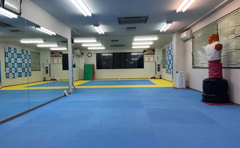 110㎡の広さ　側面鏡張り　床はジョイントマットを敷いています