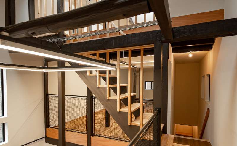 開放感のある３階へ向かう階段