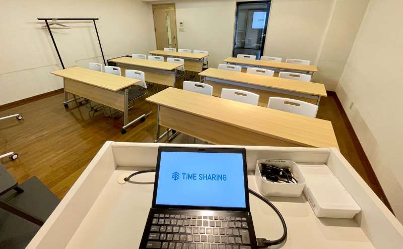 【モニターへは司会台に伸びているHDMIケーブルを繋ぐだけなので簡単♪】 - TIME SHARING 四谷8Bの写真