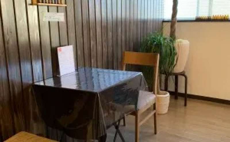 入り口近くにテーブルと椅子のセットが置いてあります。施術前のカウンセリングや書き物などにもお使いいただけます。スペース内で飲食はできません