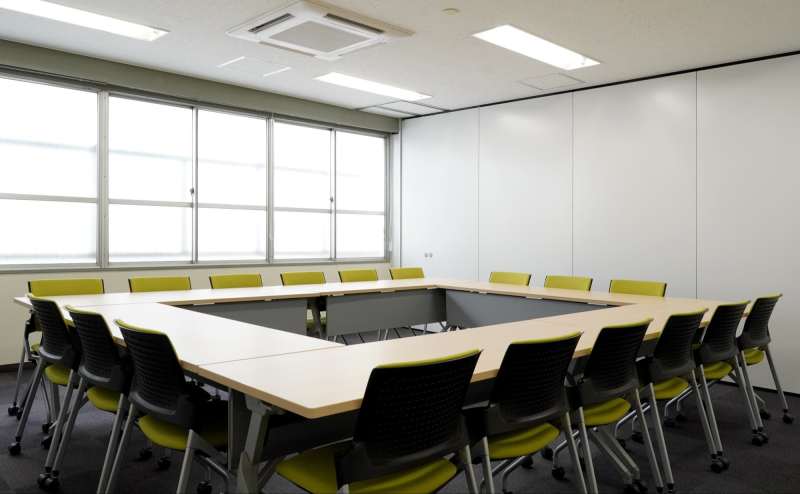 四谷三丁目駅徒歩2分と駅近＆リーズナブルな会議室です。※ロの字形式　18名着席可能。