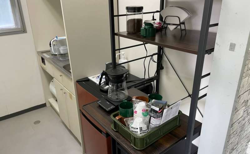 5名個室内に共同利用キッチンがあります。 こちらの棚にある物は、自由に利用できます。