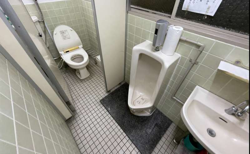 【2階男性トイレ（小便器×1、個室×1）】 - TIME SHARING 秋葉原 和泉ビル203の写真