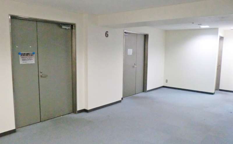 四ツ橋・サンワールドビル1号室　ビル6F　会場前エレベーターホール