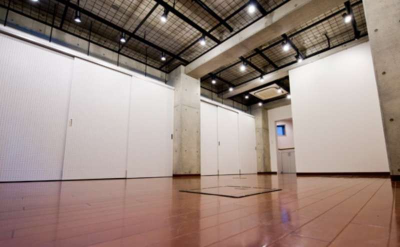 AとCの角から撮影しました。ギャラリーの面積は約40㎡。高さは3m ございます。大きな作品も展示できます