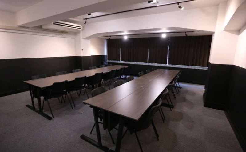 神田駅 地下4番出口徒歩30秒 !ゆったり会議/セミナー/懇親会/エレベーター有/モニター/ホワイトボード/Wifi