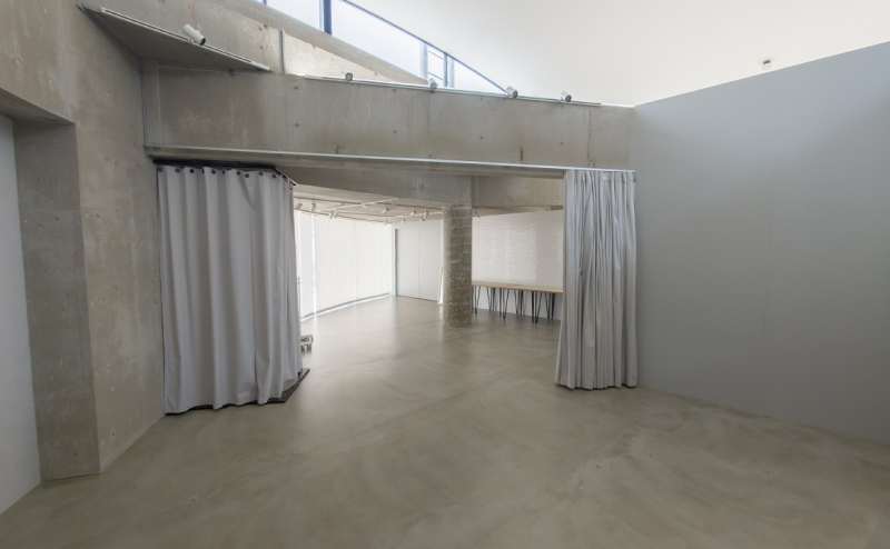 ショールームエリア｜背景紙いらずでそのまま使える、クリーンなモルタル壁と無骨なコンクリート。商用撮影にも最適な、ナチュラルで完成された背景です。