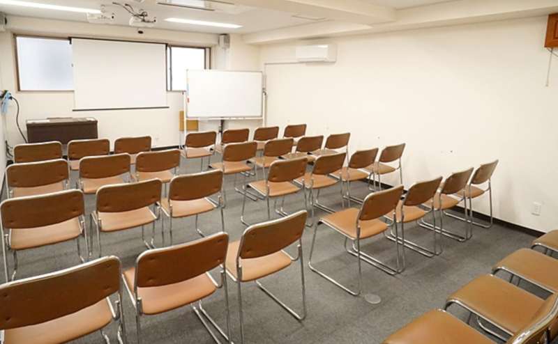 椅子のみのシアター形式です。プロジェアクター、スクリーンも無料で完備しております