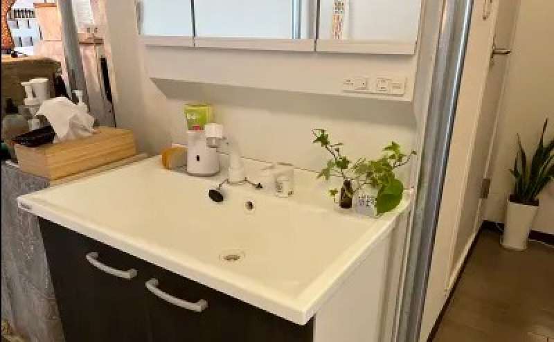 トイレの横には洗面台がございます。ご自由にご利用いただけます。手洗いなどお気軽にご利用ください