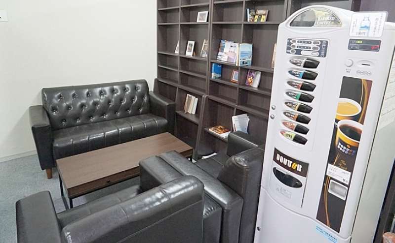 待合室　4名掛けソファーテーブルと2名カフェテーブルチェアがございます。ドトールコーヒーさばーもございます。