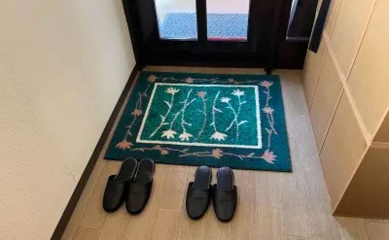 室内は靴を脱いでスリッパをご利用ください。スリッパはご利用ごとに消毒しています